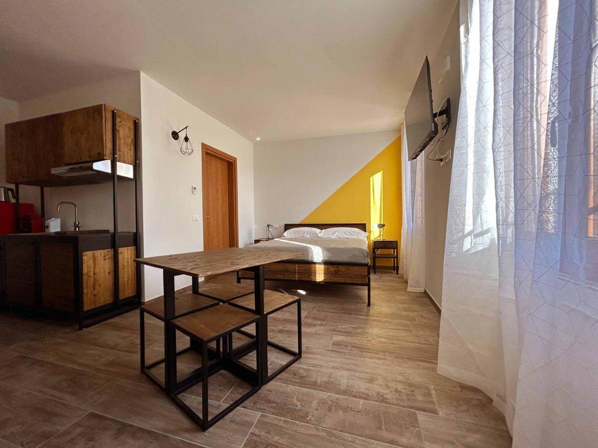 La Volpe Rossa Rooms And Apartments San Felice del Benaco Exterior photo