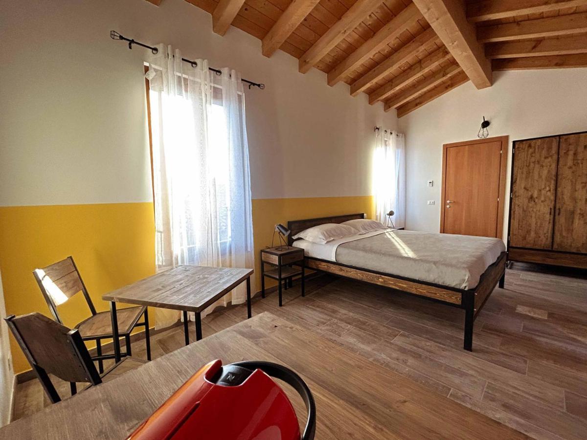 La Volpe Rossa Rooms And Apartments San Felice del Benaco Exterior photo
