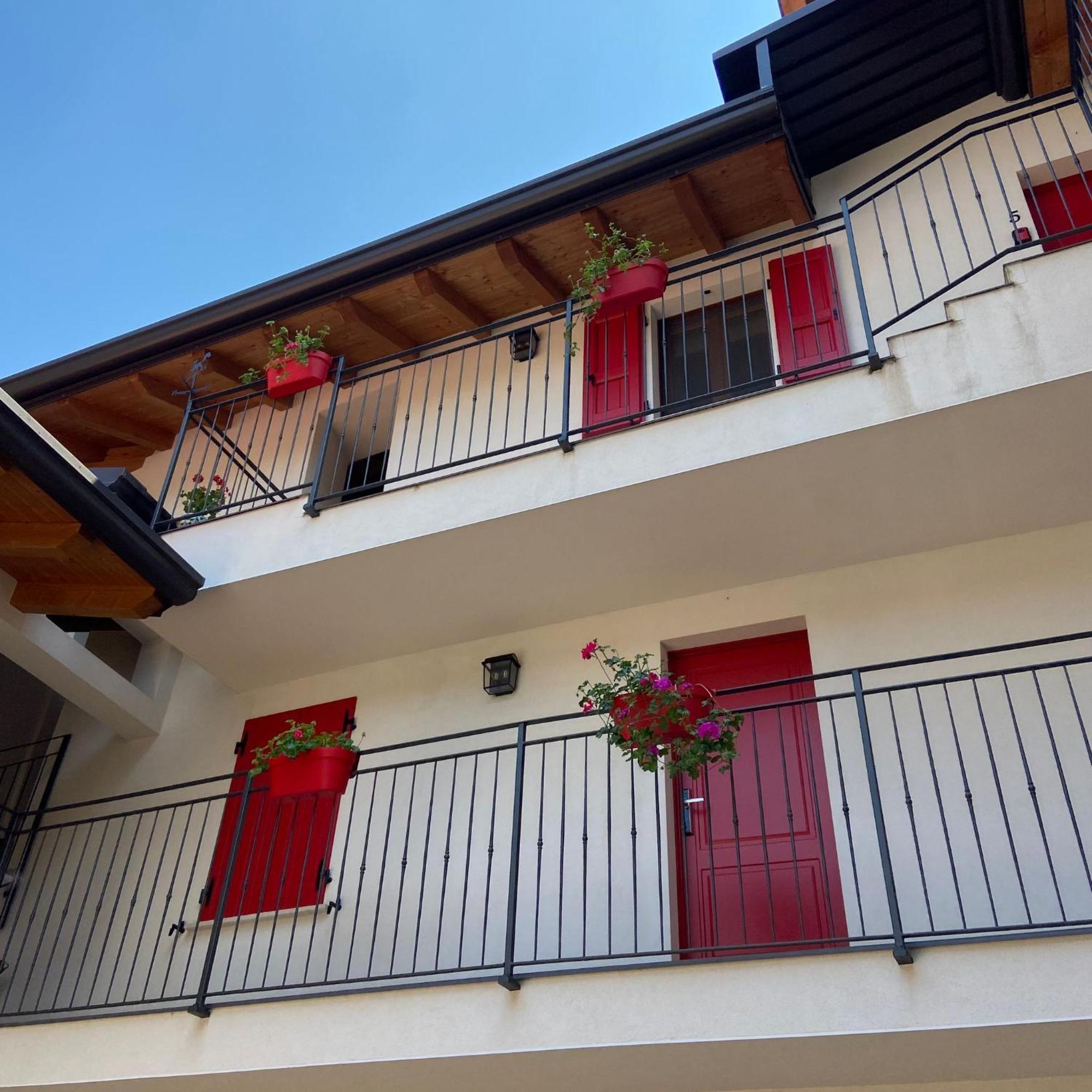 La Volpe Rossa Rooms And Apartments San Felice del Benaco Exterior photo